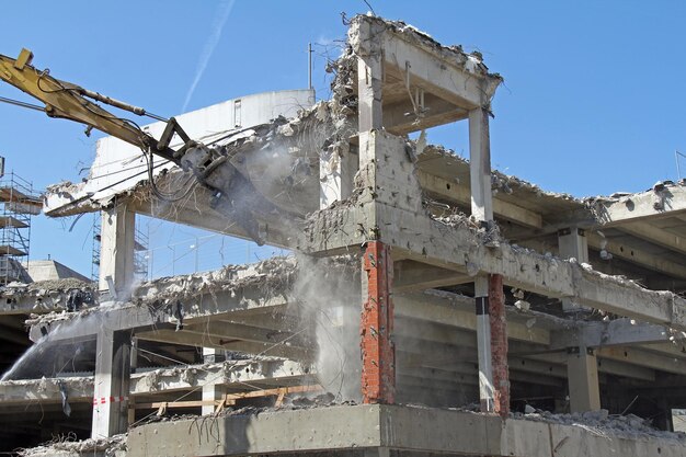 Demolarea coșurilor de fum industriale: tehnici specializate