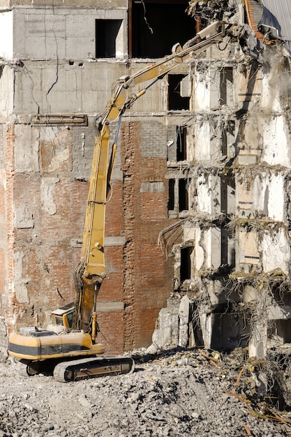 Demolarea structurilor subterane: provocări și soluții tehnice