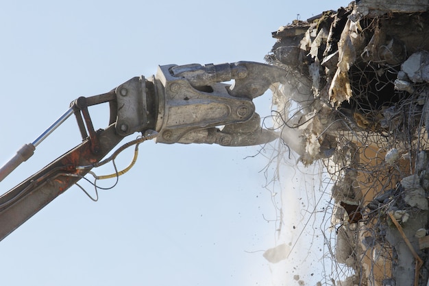 Demolarea cu foarfeci de tăiat metal: tăierea structurilor metalice complexe