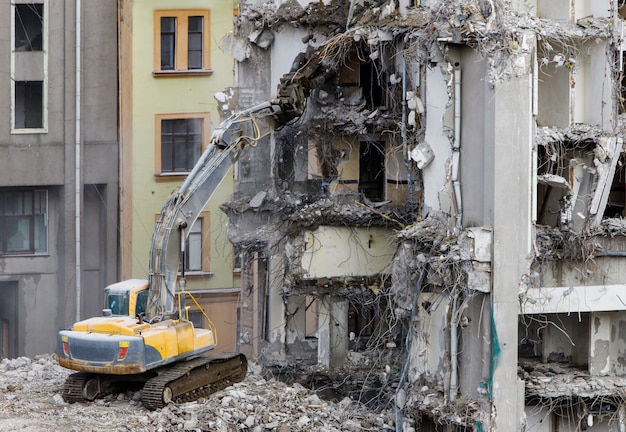 Demolările noastre cu utilaje Caterpillar: putere și precizie