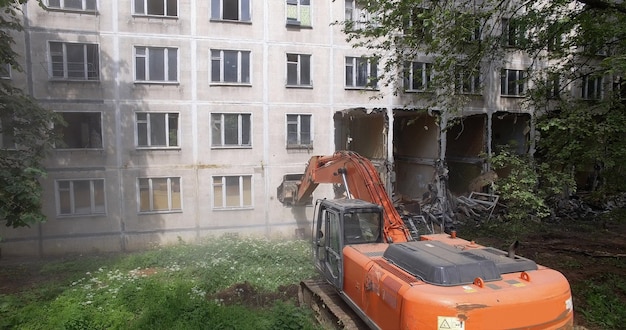 Demolarea clădirilor cu structuri complexe: soluții personalizate