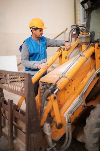 Demolarea și gestionarea flotei de utilaje: mentenanță și disponibilitate